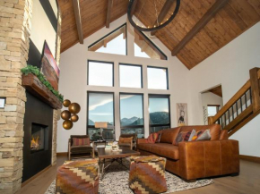 Beautiful Views! Jacuzzi, Indoor Outdoor Fireplace, Steps to Lake Estes